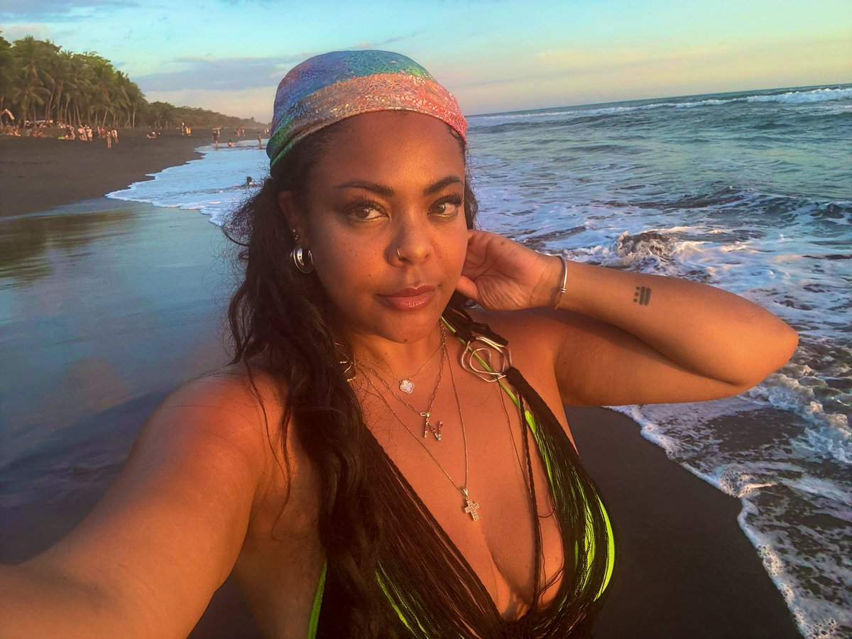 nina lee tweet media