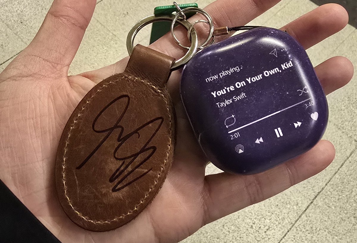 sadie signed an all too well keychain that says “fuck the patriarchy” 😭😭
via <a href="/FxckPatriarchy3/">𝑺𝒑𝒓𝒊𝒏𝒈 𝑾𝒂𝒕𝒆𝒓</a>