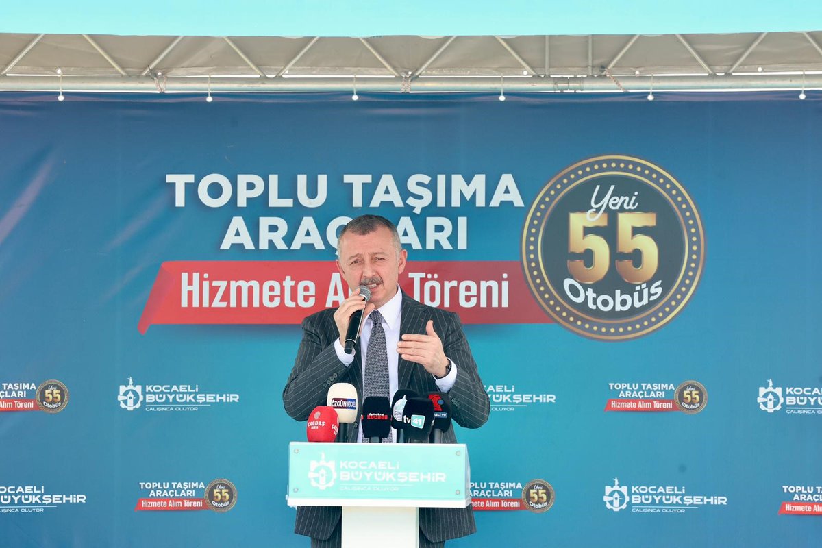 gundemedairhs's tweet photo. Kocaeli Büyükşehir Belediyesi Başkanı Tahir Büyükakın:

Bize, 'Türkiye'nin en borçlu belediyesi' diyorlardı, artık onu diyemiyorlar.

Baştan beri bu bilgi zaten doğru değildi. İyice mahcup olmaya başladılar. Çünkü ısrarla onu yapanlar, algıyı böyle pekiştirmek istedi. 

Kocaeli Büyükşehir Belediyesi'nin bütçe içinde yatırıma ayrılan payı, hiçbir dönem yüzde 45'in altında olmadı. 

Yani bütçemizdeki her 2 liranın 1 lirasını yatırıma harcarız. Bu noktada kıyaslama yapmak isterdim ama kıyaslama yapacak başka bir belediye de bulamıyorum. 

Ölçeklendirildiğinde ne Ankara'nın ne de İzmir'in bizimle rekabet etme şansı yok.