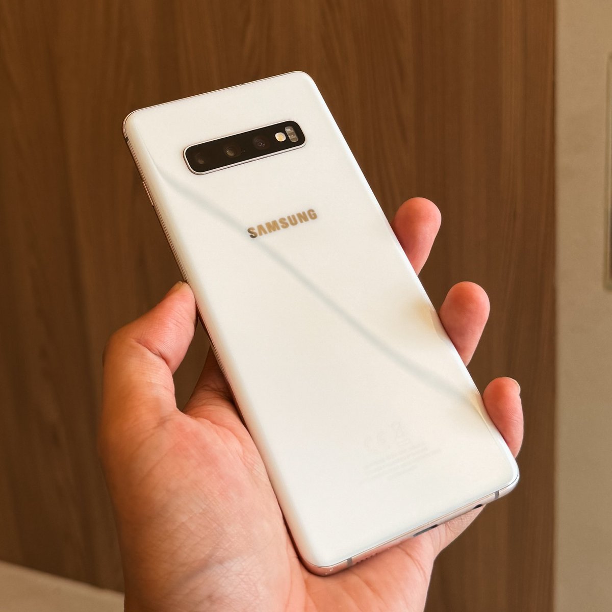 KevinKV16's tweet photo. One of the best Samsung design, isn’t it? https://t.co/04JbYiRyjZ