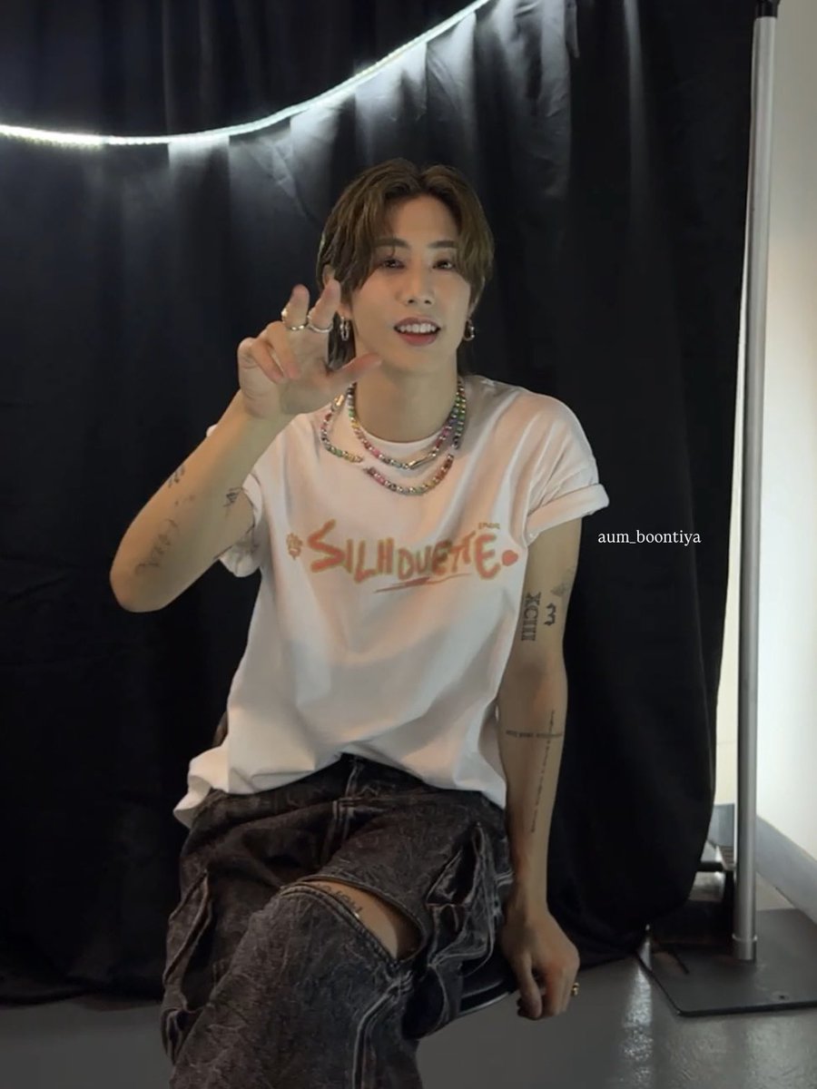 พึ่งเห็นว่าคุณเขาเอากางเกงที่นบบพึ่งใส่มาใส่ไฮบายต่อใช่ไหมนะ (?) 😉

#MarkTuanTheShapeOfYou_Macau