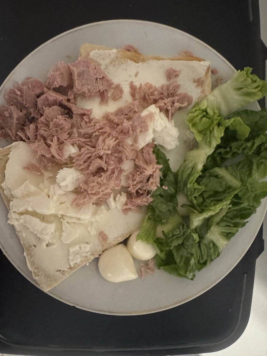 floralamoula's tweet photo. ma pote est venue chez moi mskna y avait rien à manger regardez elle s’est fait quoi pitious jsuis trop dsl #broke #precarite #macronntm https://t.co/ldgouTX0uQ