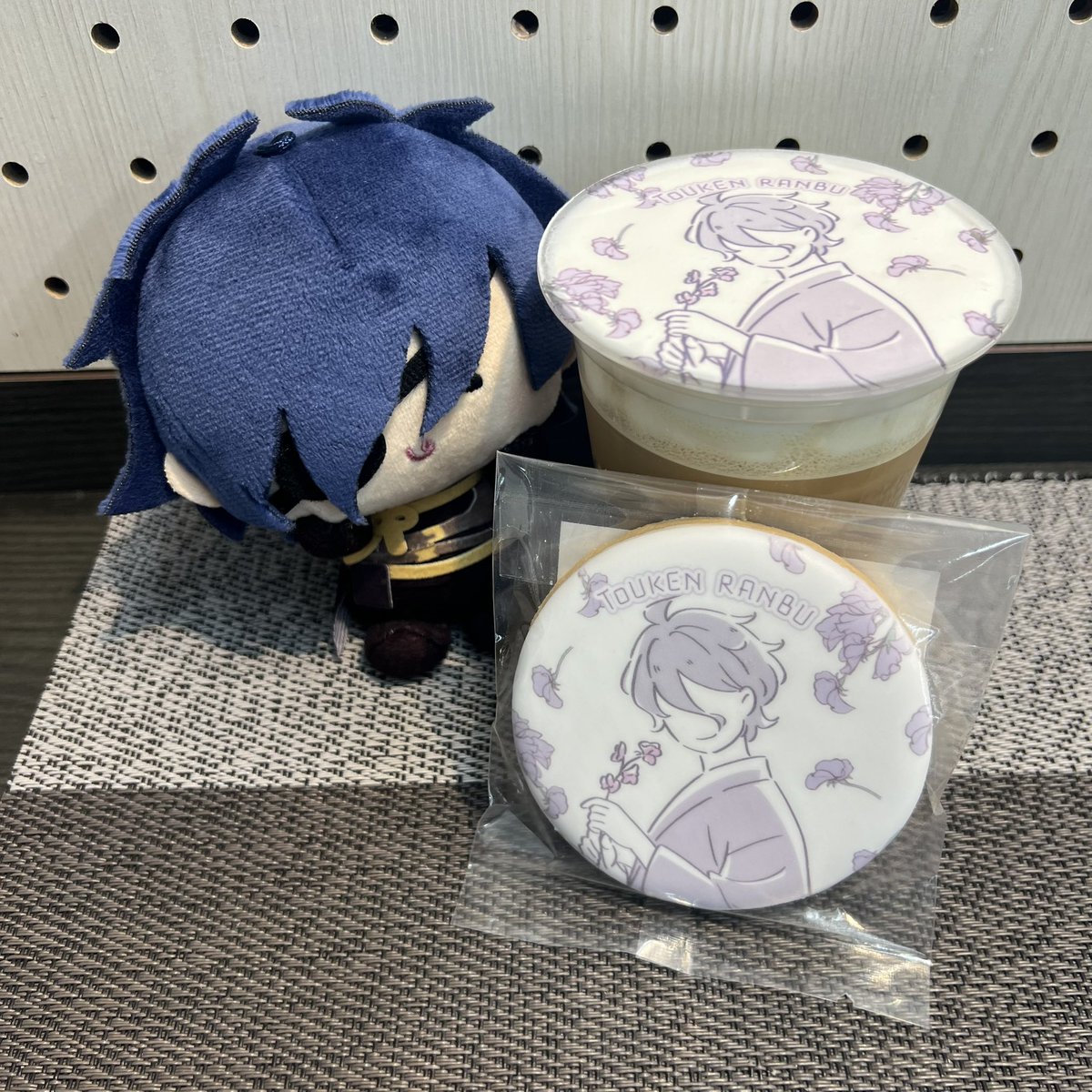 Azinomoto_Sani's tweet photo. この絵柄可愛すぎるから燭台切も出して欲しい https://t.co/5LZgkghwP4