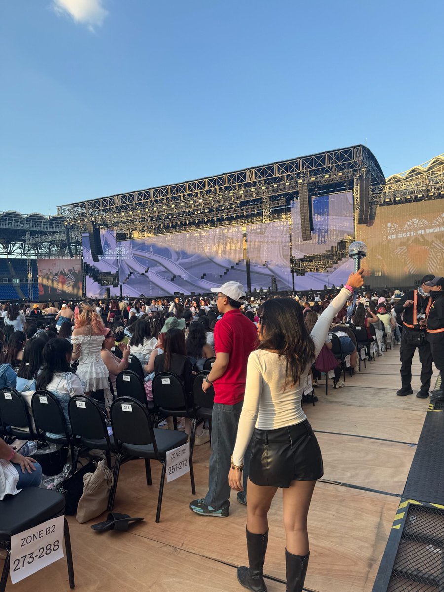 shai 🛋🍀 tweet media