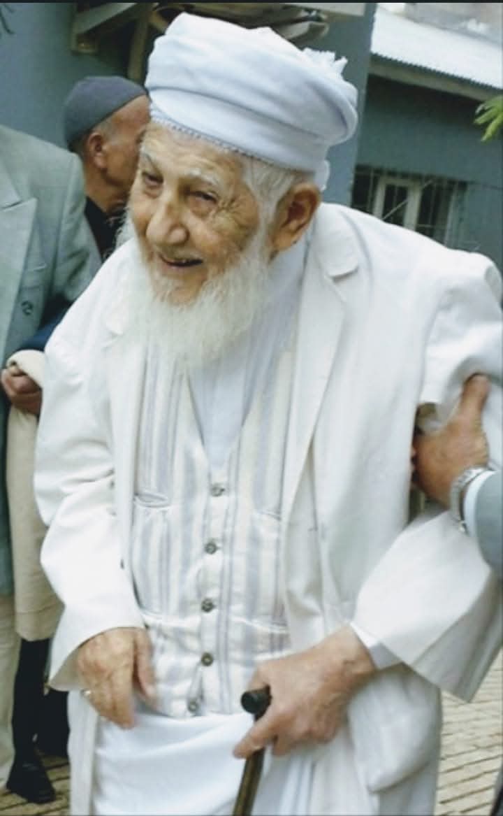 Allah Rasûlü Aleyhisselâm Şöyle Buyurmuştur:

< Eğer Takva Sahibi Gençler, Beli Bükülmüş İhtiyarlar, Süt Emen Sabîler, Otlayan Hayvanlar Olmasaydı; Belâlar Sel Gibi Üzerinize Yağardı! >

[Taberâni, el-Evsât, 7/134]