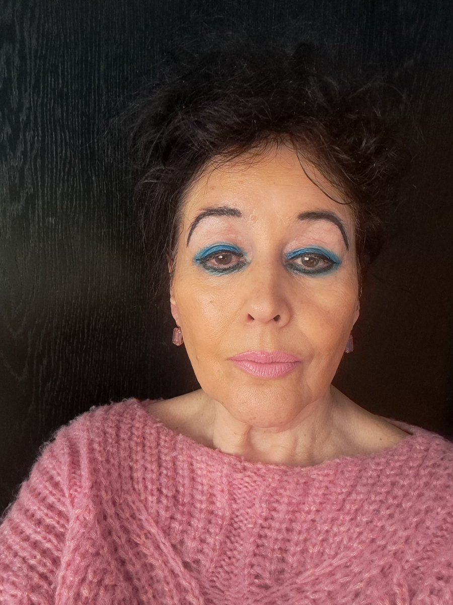 VCabuy's tweet image. Ver na het post-apocalyptisch fenomeen kapper, maar vòòr het nieuw geplande bezoek, moet een vrouwmens toch óók met haar coiffure kunnen leven, niet?
Trots op DIY-effect, want hey, next week new me 😉😇
In de #outfitoftheday with #pink and #grey #jeansCassis 🩶 #pullLolaLiza 🩷