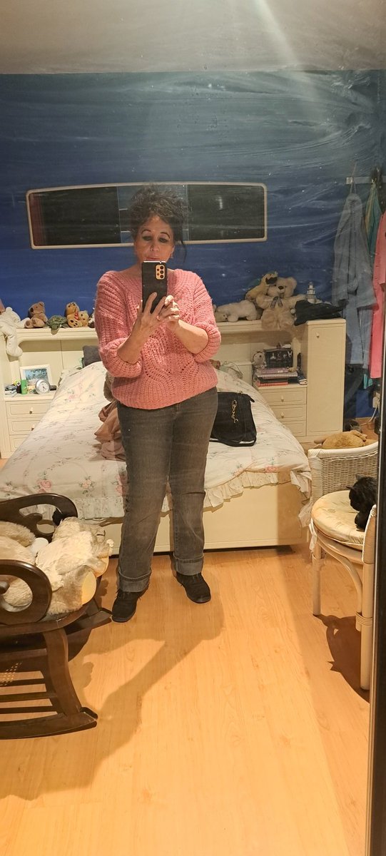 VCabuy's tweet image. Ver na het post-apocalyptisch fenomeen kapper, maar vòòr het nieuw geplande bezoek, moet een vrouwmens toch óók met haar coiffure kunnen leven, niet?
Trots op DIY-effect, want hey, next week new me 😉😇
In de #outfitoftheday with #pink and #grey #jeansCassis 🩶 #pullLolaLiza 🩷