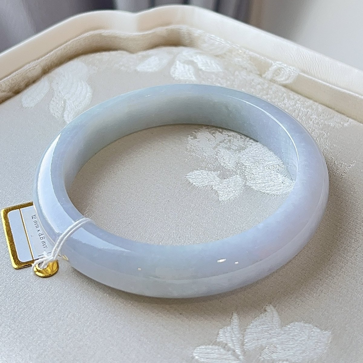 yoursgems's tweet image. Burmese Jadeite Bangle · Type A
Soft white lavender tone
Paired with lavender-blue jade beads · gentle and serene

58.5mm | 12.1mm
Bracelet: 8–9mm | 16–17cm
Price: THB 5,500 / set

DM to purchase
PayPal accepted

#jadeite #burmesejade
#typeAjade #jadeBangle
#naturaljade