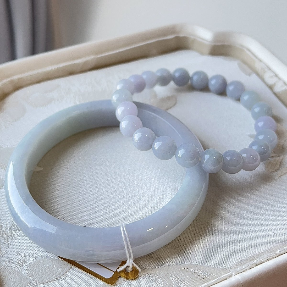 yoursgems's tweet image. Burmese Jadeite Bangle · Type A
Soft white lavender tone
Paired with lavender-blue jade beads · gentle and serene

58.5mm | 12.1mm
Bracelet: 8–9mm | 16–17cm
Price: THB 5,500 / set

DM to purchase
PayPal accepted

#jadeite #burmesejade
#typeAjade #jadeBangle
#naturaljade
