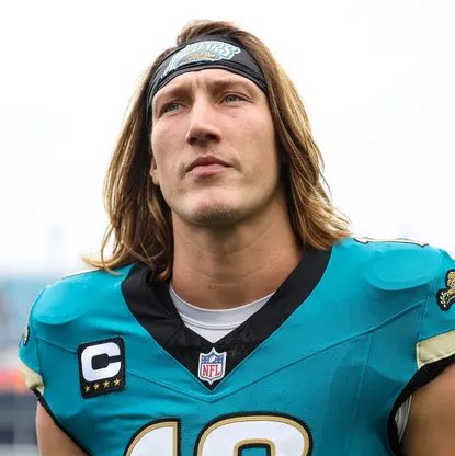 365FantasyNews's tweet image. Tell me Trevor Lawrence doesn’t try to pitch men’s hair care products in the offseason…
#FantasyFootball #NFLFantasy #FantasyHumor #NFL #DynastyFootball