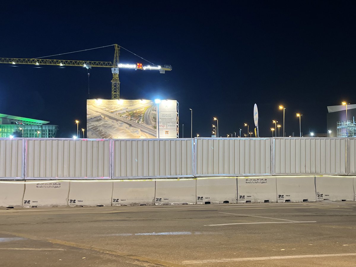 SaudiProject's tweet photo. لقطات ترصد حجم الأعمال الجارية في تقاطع طريق الثمامة مع طريق الملك عبدالعزيز في الرياض، ضمن مشروع تطوير الجزء الأوسط من طريق الثمامة، والذي يشمل إنشاء 11 جسرًا و5 أنفاق وتطوير 5 تقاطعات، وذلك في إطار #برنامج_تطوير_الطرق https://t.co/ZboRZmSEeu