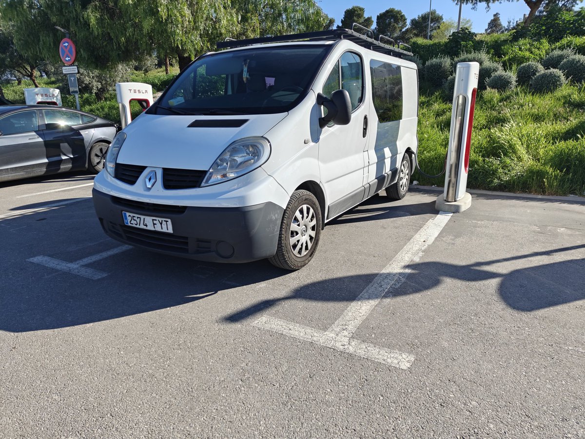 Elburroblanco's tweet photo. La policía local debe asegurar el cumplimiento de la normativa para hacer de Jaén una ciudad más cívica ante los que se quieren reír de los demás #tesla #supercharger #jaenplaza #cocheelectrico
@PoliciaLocalJae #Jaenplaza https://t.co/6U2Zd6cBMl