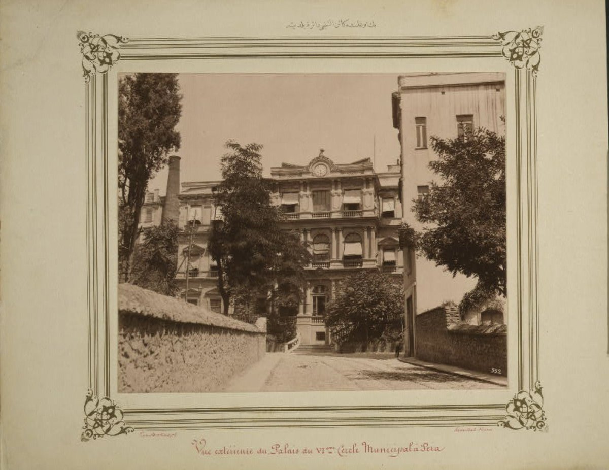 Istyeradlari's tweet photo. 1871'de inşa edilen Altıncı Daire-yi Belediye [Beyoğlu] belediye binası ve Kabristan [bugün Meşrutiyet] Caddesi'nin 1890'lardaki görünümü. 
Binanın inşa edilmeye başlandığı sene reis Eduard Blacque Bey idi. Daha sonra farklı tarihlerde iki kez daha reis olan Blacque Bey'in önemli icraatları arasında 1880'de Galatasaray - Taksim arasının  parke taş döşenmesi ve Tepebaşı Bahçesi'nin açılması ile 1884 - Boğazkesen - Galatasaray yolunun açılması sayılabilir. Fuhuş, bulaşıcı hastalıklar, içme suyu, ara sokakların bakımı gibi meselelerle uğraşmıştır.