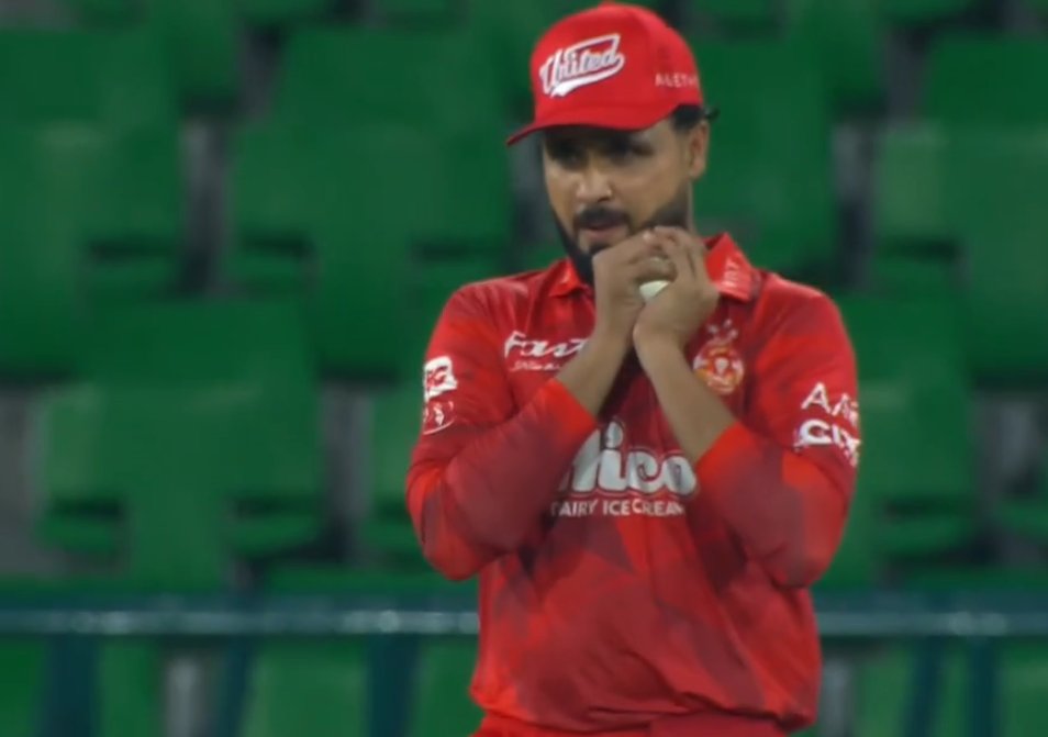 geosupertv's tweet image. Imad Wasim gives Islamabad United massive success! ⚡️

He gets rid of danger man Sahibzada Farhan! 

Follow Live: geosuper.tv/latest/54652-m…

#PSL11 #MSvIU