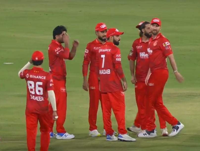 geosupertv's tweet image. Imad Wasim gives Islamabad United massive success! ⚡️

He gets rid of danger man Sahibzada Farhan! 

Follow Live: geosuper.tv/latest/54652-m…

#PSL11 #MSvIU