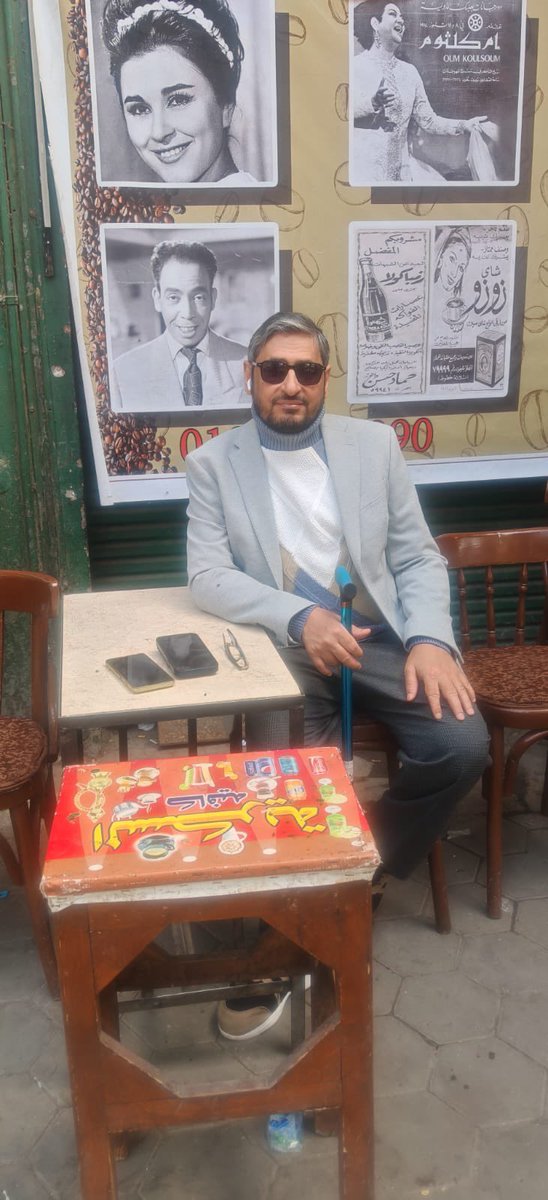 احدى النجباء من السياح اليوغوسلافيين يلتقط صورة لفضيلة الشيخ عبدالرحمن اللاحم ، في احد المقاهي الشعبية في السيدة زينب، ويعلق عليها في حسابه في الفيسبوك:
(الاناقة عربية، والجمال عربي؛والدليل هذا الشيخ الجليل الوقور الداهية)
حفظ الله شيخنا وأبقاه انموذجا للأناقة والجمال .
(الإشراف)