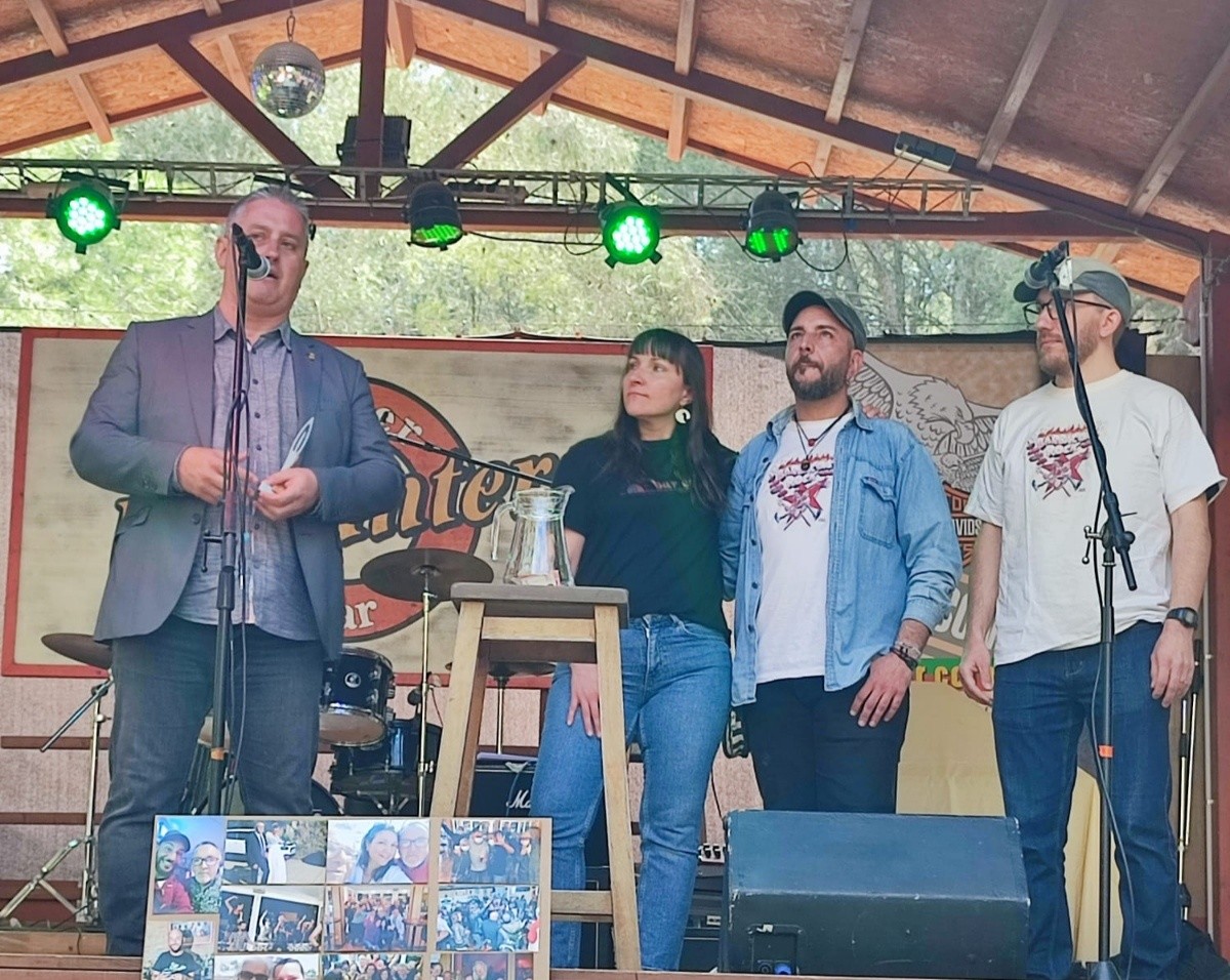Homenatge a Emilio Molina, empresari d’hosteleria i promotor musical de #Calafell, que va a estar al capdavant del Bar Coral i ens va deixar l’any passat. Va ser l'ànima de les festes a la Cantera Biker Bar, a la carretera de Bellvei.