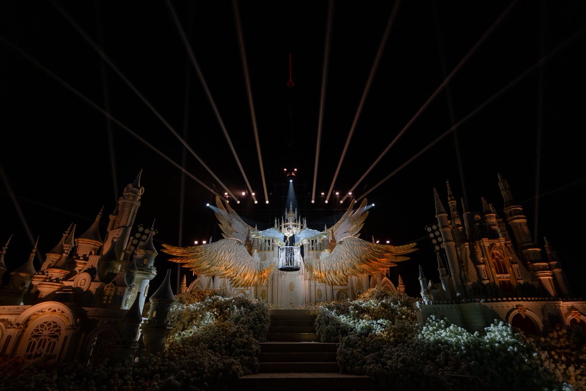 DailyLemon0919's tweet photo. [ENG] 28 Mar 2026 - BKT Weibo update (BKT livestream shots)

Xuning in the light
A moment frozen in time 🎆

⬇️More photos in the reply (2/11)⬇️

🔗https://t.co/wLkcAUXR32
#TianXuning #田栩宁
GOT YOUR BACK XUNING
#XuningOnBKTLive