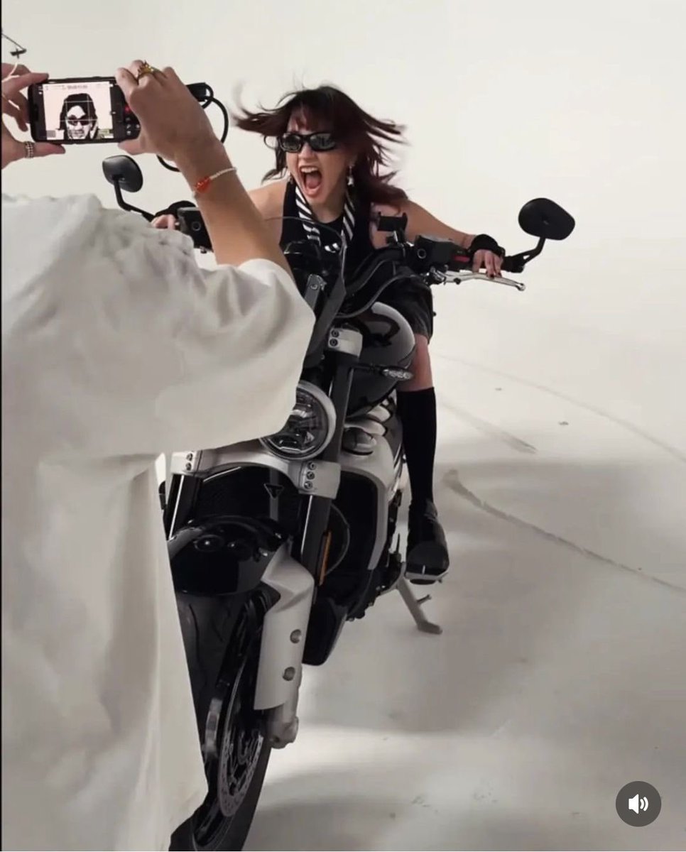 daisy / pau's wife tweet media