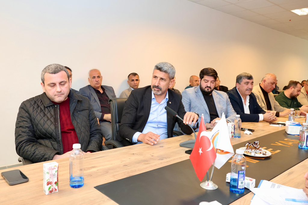 DurdasFatih's tweet photo. Finike Yaş Sebze ve Meyve Komisyoncular Dayanışma Derneği (FİNKOMDER) Başkanı İsmail Karataş ve Finike Tüccarlar Derneği Başkanı Faruk Çetinkaya’nın ev sahipliğinde; Ticaret Bakanlığı İç Ticaret Genel Müdürü Adem Başar, Türkiye Halciler Federasyonu (TÜRKHAL) Başkanı Yüksel Tavşan, İç Ticaret Genel Müdürlüğü Daire Başkanı Mahmut Erkan, Antalya Büyükşehir Belediyesi Toptancı Halleri müdürleri, sivil toplum kuruluşlarının başkan ve temsilcileri ile komisyoncular, tüccarlar ve üreticilerin katılımıyla düzenlenen toplantıya katıldık.

Toplantıda, bölgemizde üretilen sebze ve meyvelerin tüketiciye ulaşma sürecinde son dönemde kamuoyunda sıkça yer alan “fahiş fiyat” iddialarını ve tedarik zincirindeki fiyat istikrarsızlıklarının temel nedenlerini ele aldık. Ticaret Bakanlığımızın kayıt dışı ve haksız ticaretle mücadele kapsamındaki politikalarını desteklediğimizi belirtirken, hal rüsumu borcunu ödemeyenlere uygulanan sistemsel kısıtların tedarik zincirinin diğer aşamalarında borcunu ödemeyenlere de uygulanmasını talep ettik.

6585 sayılı Kanun’da öngörülen ödeme sürelerine uygulamada yeterince riayet edilmemesinin ticari dengeyi bozduğunu ve sektörün sürdürülebilirliğini olumsuz etkilediğini dile getirdik.

Bu yüzden, hal rüsum borcu ödemeyenlere hal kayıt sistemlerinde yapılan kısıtlamalar gibi komisyoncudan mal tedarik eden tüccar ve marketler içinde yeni bir kanun hazırlanarak benzer bir sistemin hayata geçirilmesine dair talebimizi belirttik.

Ayrıca, üreticilerimizin ürünlerini hallere çuval ile getirmesi nedeniyle oluşan zayiatın önlenmesi amacıyla, çuval kullanımına alternatif ve kayıpları en aza indirecek modern yöntemlerin yaygınlaştırılması gerektiğini ifade ettik.

Bizim dileğimiz sebze fiyatlarının üreticilerimizin emeğinin karşılığını alabildiği, tüketicilerinde rahatlıkla alabilir durumda olmasıdır.

Ürünlere uygun fiyatlarla erişilebildiği, tedarik zincirinin spekülasyonlardan arındırıldığı şeffaf ve sürdürülebilir bir piyasa yapısı için çözüm önerilerimizi sahada ve ilgili platformlarda kararlılıkla paylaşmaya devam edeceğiz.

Bizleri kırmayarak bölgemize gelen ve sektör konularıyla yakından ilgilenen Ticaret Bakanlığı İç Ticaret Genel Müdürü Adem Başar ve İç Ticaret Genel Müdürlüğü Daire Başkanı Mahmut Erkan’a, ilgili bakanlık yetkilileriyle bizleri buluşturan ve her zaman yanımızda olan Türkiye Halciler Federasyonu (TÜRKHAL) Başkanı Yüksel Tavşan’a, bu toplantıyı düzenleyen Finike Yaş Sebze ve Meyve Komisyoncular Dayanışma Derneği (FİNKOMDER) Başkanı İsmail Karataş ve Finike Tüccarlar Derneği Başkanı Faruk Çetinkaya’ya ve katılan tüm sektör paydaşlarına teşekkür ediyorum.