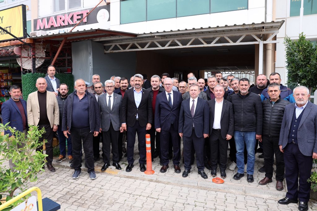 DurdasFatih's tweet photo. Finike Yaş Sebze ve Meyve Komisyoncular Dayanışma Derneği (FİNKOMDER) Başkanı İsmail Karataş ve Finike Tüccarlar Derneği Başkanı Faruk Çetinkaya’nın ev sahipliğinde; Ticaret Bakanlığı İç Ticaret Genel Müdürü Adem Başar, Türkiye Halciler Federasyonu (TÜRKHAL) Başkanı Yüksel Tavşan, İç Ticaret Genel Müdürlüğü Daire Başkanı Mahmut Erkan, Antalya Büyükşehir Belediyesi Toptancı Halleri müdürleri, sivil toplum kuruluşlarının başkan ve temsilcileri ile komisyoncular, tüccarlar ve üreticilerin katılımıyla düzenlenen toplantıya katıldık.

Toplantıda, bölgemizde üretilen sebze ve meyvelerin tüketiciye ulaşma sürecinde son dönemde kamuoyunda sıkça yer alan “fahiş fiyat” iddialarını ve tedarik zincirindeki fiyat istikrarsızlıklarının temel nedenlerini ele aldık. Ticaret Bakanlığımızın kayıt dışı ve haksız ticaretle mücadele kapsamındaki politikalarını desteklediğimizi belirtirken, hal rüsumu borcunu ödemeyenlere uygulanan sistemsel kısıtların tedarik zincirinin diğer aşamalarında borcunu ödemeyenlere de uygulanmasını talep ettik.

6585 sayılı Kanun’da öngörülen ödeme sürelerine uygulamada yeterince riayet edilmemesinin ticari dengeyi bozduğunu ve sektörün sürdürülebilirliğini olumsuz etkilediğini dile getirdik.

Bu yüzden, hal rüsum borcu ödemeyenlere hal kayıt sistemlerinde yapılan kısıtlamalar gibi komisyoncudan mal tedarik eden tüccar ve marketler içinde yeni bir kanun hazırlanarak benzer bir sistemin hayata geçirilmesine dair talebimizi belirttik.

Ayrıca, üreticilerimizin ürünlerini hallere çuval ile getirmesi nedeniyle oluşan zayiatın önlenmesi amacıyla, çuval kullanımına alternatif ve kayıpları en aza indirecek modern yöntemlerin yaygınlaştırılması gerektiğini ifade ettik.

Bizim dileğimiz sebze fiyatlarının üreticilerimizin emeğinin karşılığını alabildiği, tüketicilerinde rahatlıkla alabilir durumda olmasıdır.

Ürünlere uygun fiyatlarla erişilebildiği, tedarik zincirinin spekülasyonlardan arındırıldığı şeffaf ve sürdürülebilir bir piyasa yapısı için çözüm önerilerimizi sahada ve ilgili platformlarda kararlılıkla paylaşmaya devam edeceğiz.

Bizleri kırmayarak bölgemize gelen ve sektör konularıyla yakından ilgilenen Ticaret Bakanlığı İç Ticaret Genel Müdürü Adem Başar ve İç Ticaret Genel Müdürlüğü Daire Başkanı Mahmut Erkan’a, ilgili bakanlık yetkilileriyle bizleri buluşturan ve her zaman yanımızda olan Türkiye Halciler Federasyonu (TÜRKHAL) Başkanı Yüksel Tavşan’a, bu toplantıyı düzenleyen Finike Yaş Sebze ve Meyve Komisyoncular Dayanışma Derneği (FİNKOMDER) Başkanı İsmail Karataş ve Finike Tüccarlar Derneği Başkanı Faruk Çetinkaya’ya ve katılan tüm sektör paydaşlarına teşekkür ediyorum.