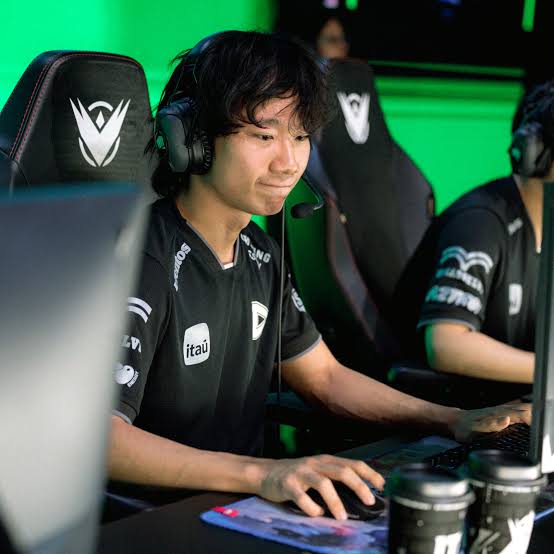 Isseyzin 😼💜 tweet media