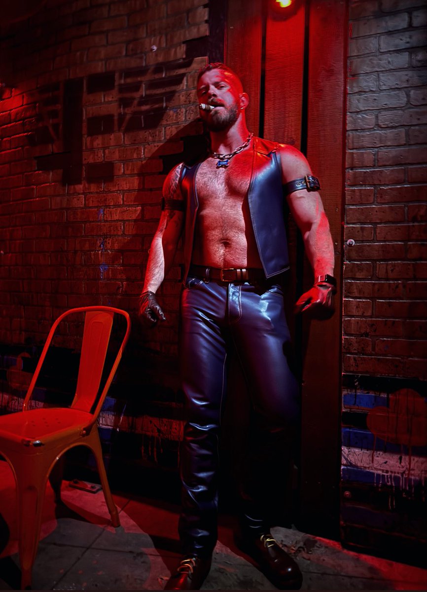 Cigar social at the Eagle in my new leather from Rubio Leather
🦅💨