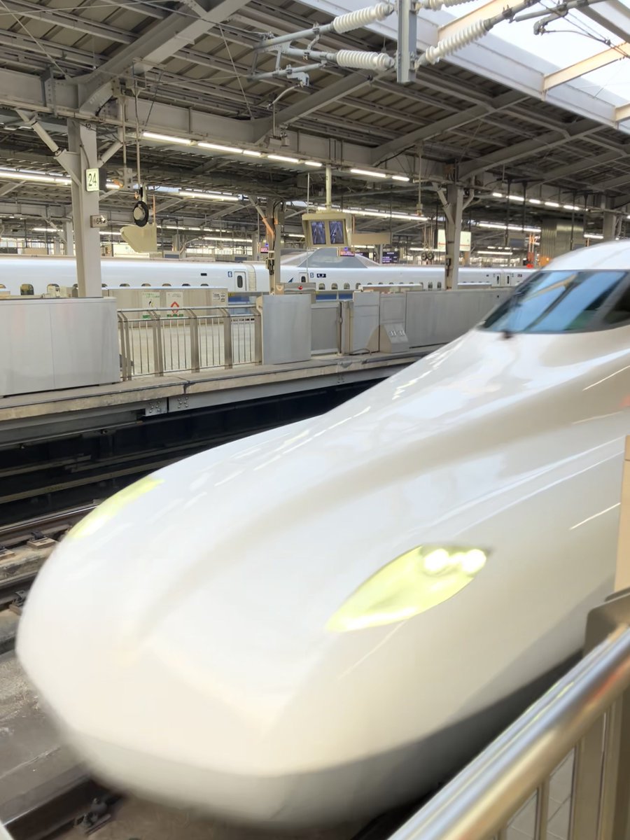 gendai_keiba's tweet image. 高松宮記念が行われる中京競馬場へ。
新大阪〜名古屋間は約５０分。寝過ごせば、待つのは１時間２０分後の新横浜。
実際に、乗り過ごした記者は何人か知っている。
先のドバイＷＣ視聴から２時間ほどの仮眠を取っての移動。
本日、最大のミッションが新幹線。
#高松宮記念 #出張