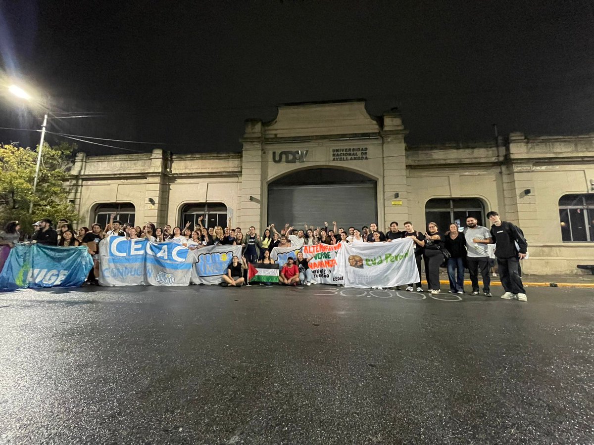 Las agrupaciones políticas del peronismo en UNDAV lograron un frente electoral comprendido entre El Somos Undav, Auge y La Eva Perón, consagrando una victoria histórica sumando así 5 centros de Estudiantes, 5 consejos departamentales una mayoría en el consejo Superior y Graduadxs