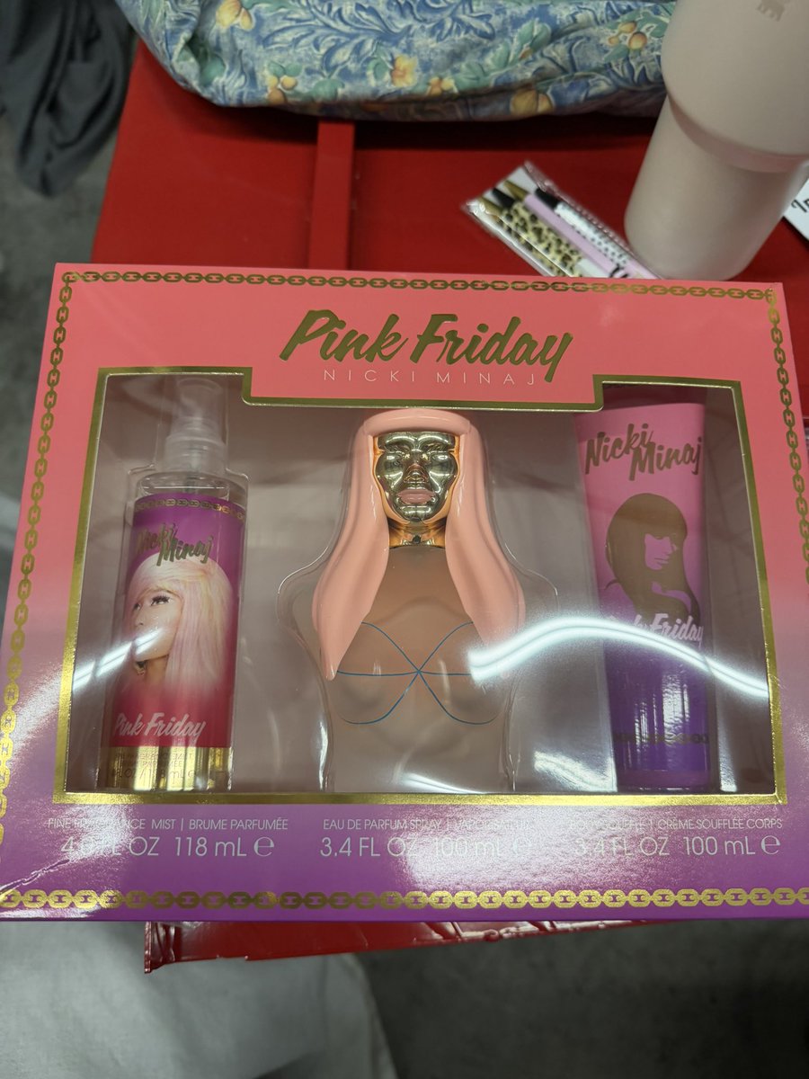 R_Flan's tweet image. @NICKIMINAJ my aunt Jamie says thank you. the original is her favorite 💖 #PinkFridayFRAGRANCE #PinkFriday #PF2