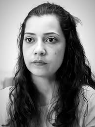 AvignonFlo32293's tweet photo. Un progrès vers le précipice.

Si Noelia Castillo était morte en octobre 2022, lorsqu’elle s’est jetée du cinquième étage, personne n’aurait connu son nom ; elle aurait été la 4 228e victime d’un suicide .

Mais, même sans visage, réduite à une statistique, nous aurions déploré sa mort, nous nous serions demandé ce qui avait mal tourné, nous aurions eu des frissons en nous rappelant que la première cause de mortalité chez les jeunes est le suicide,
nous aurions débattu de l’inefficacité du système public face aux problèmes de santé mentale, nous aurions réfléchi à cette société brisée qui pousse les plus vulnérables au désespoir.

Mais Noelia n’est pas morte lors de ses précédentes tentatives de suicide, elle n’est pas morte non plus ce jour-là, elle est devenue paraplégique. Et la douleur physique s’est ajoutée à la douleur psychologique.
— trouble de la personnalité limite, trouble obsessionnel compulsif et dépression. 

Deux ans après s’être jetée dans le vide, elle a demandé l’euthanasie, qui a finalement été pratiquée ce jeudi.

Et une partie de l’opinion publique, qui aurait pleuré son suicide si elle avait réussi à le mener à bien en 2022, après avoir été victime d’abus sexuels, l’a célébré cette semaine comme une victoire.

Comme si ce qui faisait la différence entre une tragédie évitable et une mort digne, c’était de pouvoir se référer au Journal officiel ou au verdict administratif.

La famille et les amis de Noelia s’accordaient sur un point : la douleur physique dont elle souffrait ne rendait pas sa vie impossible, et c’était son état psychiatrique qui la faisait le plus souffrir.

Aucun d’entre eux n’était d’accord avec sa décision et tous espéraient la voir aller mieux grâce à un traitement adapté. Mais les experts n’ont pas été du même avis, notamment ceux de Strasbourg, à des centaines de kilomètres de l’hôpital où Noelia a passé ses dernières années.

Il s'agissait d'ailleurs d'un établissement médico-social dont le rez-de-chaussée, où vivait la jeune femme, est dédié aux soins aux personnes âgées. Mais ce n'est pas le moment de le dénoncer.

Il semble qu'il ne soit pas légitime de se demander si Noelia a reçu l'attention dont elle avait besoin et qu'elle méritait de la part du système public, qui l'a prise en charge depuis son adolescence

Que ce n'est pas la semaine pour parler des lacunes de la couverture de la santé mentale en Espagne, qu'il est scandaleux de souligner l'origine sociale de Noelia (pensez-vous que cette affaire se serait produite si elle s'était appelée Fitz-James ou avait eu un nom à rallonge?),

qu'il n'est pas opportun de mentionner que les personnes souffrant de TPL ont 70 % de chances de tenter de se suicider. Il semble insensé de mentionner que le débat sur l’euthanasie ne se limite pas, loin s’en faut, à la question juridique,

qu’il est délirant d’envisager que l’administration puisse se tromper ou avoir des préjugés, qu’il n’est pas pertinent de s’interroger sur les portes que cette affaire ouvre en ce qui concerne la conception sociale du suicide.

Il semble hors de propos de rappeler que la volonté de mourir de Noelia avait connu des failles — en 2024, elle avait écrit une lettre dans laquelle elle demandait six mois supplémentaires pour se décider quant à sa mort

—, ou que les premières professionnelles qui l'avaient soutenue, une médecin et une psychologue, avaient renoncé à s'occuper de son cas par la suite.

Il semble honteux de faire preuve d’empathie envers un père qui a fait ce que beaucoup d’entre nous auraient fait, indépendamment de nos erreurs : tenter d’épuiser toutes les options avant de voir sa fille mettre fin à ses jours.

Si votre progrès consiste à passer tout cela sous silence, à construire la réalité dans une loi organique, à tout réduire à une lutte idéologique — aujourd’hui contre les Avocats chrétiens, demain contre n'iporte qui d'autre

—, à concevoir la liberté comme une fin en soi, à nous permettre de parler de mort digne alors que nous ne sommes pas capables de garantir des vies dignes, vous pouvez vous le garder "votre progrès". Car c’est un progrès vers le précipice.

Ana Iris Simon publié dans El Pais