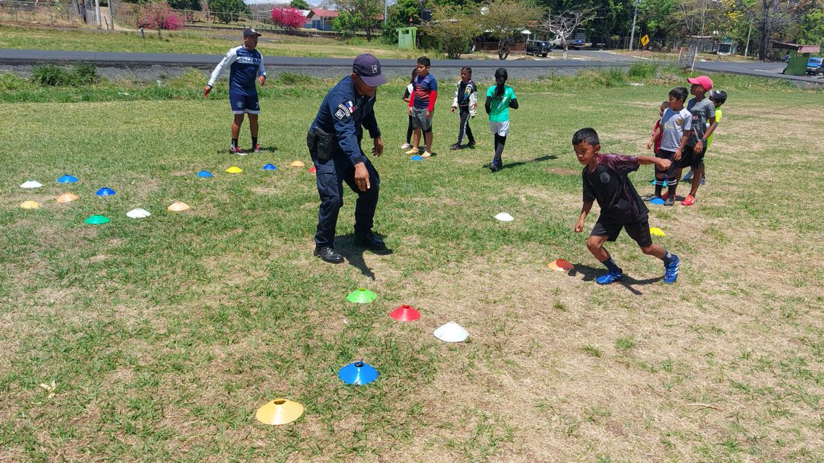 policiadepanama's tweet photo. #Veraguas | Como parte de nuestro programa preventivo #CreciendoJuntoATi, brindamos clínicas deportivas a niños y niñas de la comunidad de San José, distrito de San Francisco. #SíAlDeporte https://t.co/X9vmk4fx86