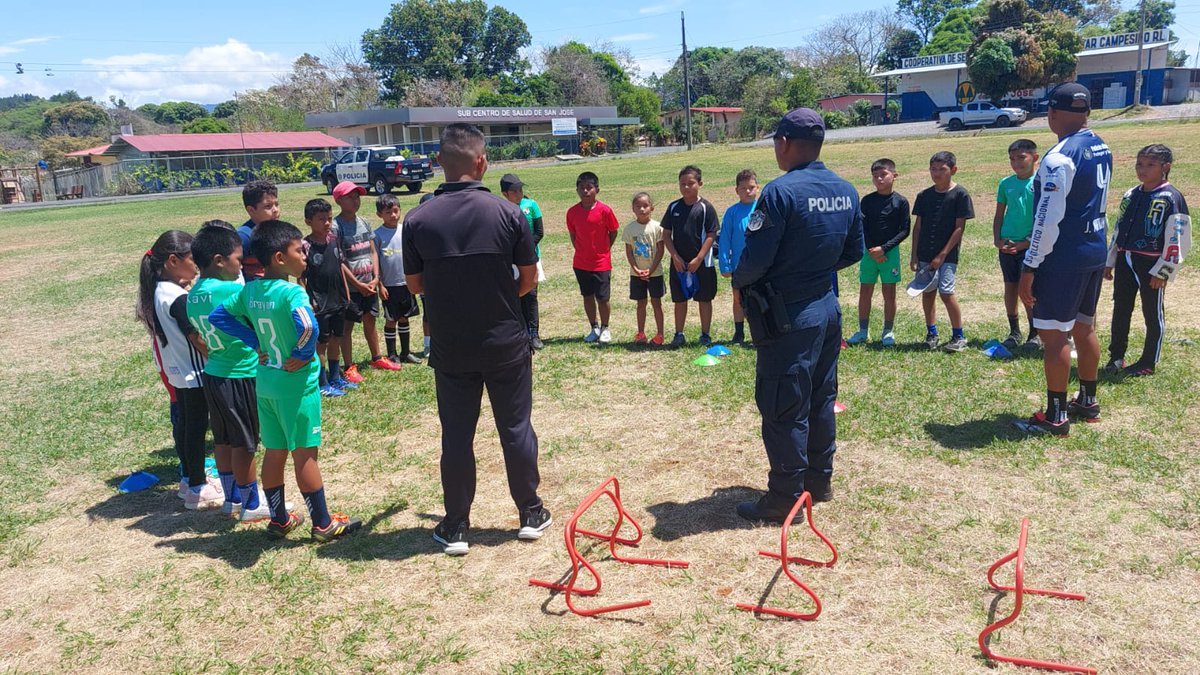 policiadepanama's tweet photo. #Veraguas | Como parte de nuestro programa preventivo #CreciendoJuntoATi, brindamos clínicas deportivas a niños y niñas de la comunidad de San José, distrito de San Francisco. #SíAlDeporte https://t.co/X9vmk4fx86