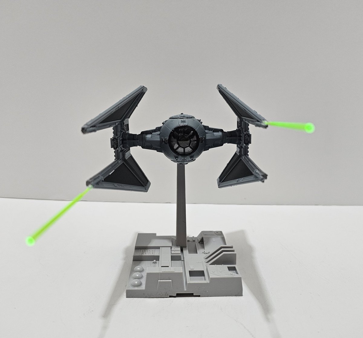 MidnightModeli1 tweet picture