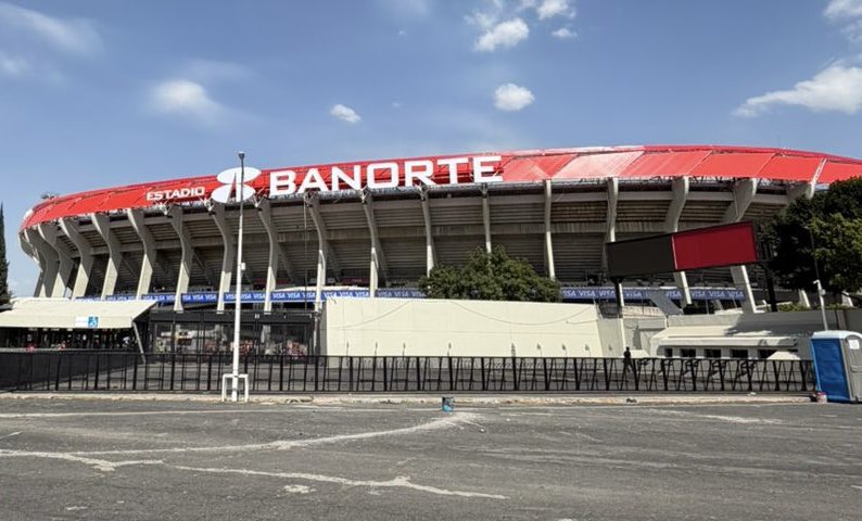 Listo el CREW para el Medio Tiempo de la Inauguración del Estadio Banorte <a href="/ricardofazv/">Ricardo Faz</a>  #vuela #render #producciones