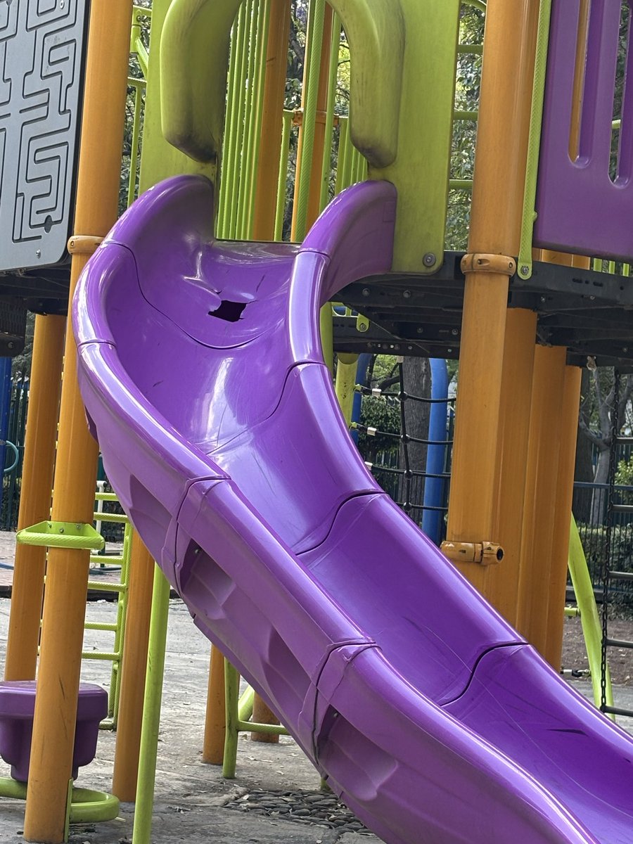 En el parque de San Lorenzo #DelValleCentro uno de los juegos está roto,  <a href="/AccionesBJ/">Acciones BJ</a> <a href="/BJAlcaldia/">Alcaldía de Benito Juárez</a> sería bueno que pongan alguna señal en lo que lo arreglan por qué algún niño se puede lastimar. <a href="/En_laDelValle/">En la Del Valle</a> <a href="/LuisMendozaBJ/">Luis Mendoza Acevedo</a> Gracias!!!