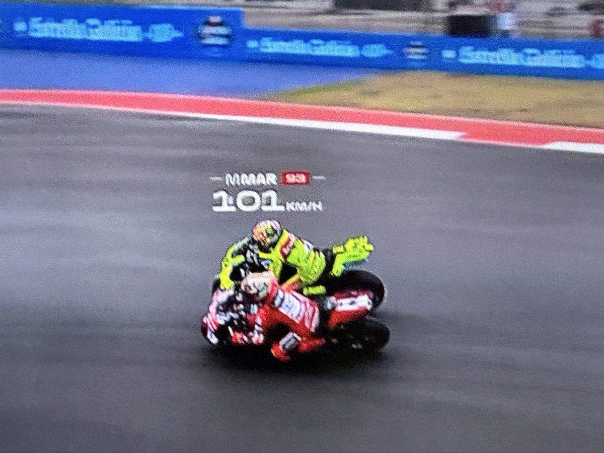 gatomotos's tweet photo. #MotoGP #AustinGP
El “gran incidente” del sábado… MM93 “enojado” por la pasada d Diggia le devolvió la maniobra “a su manera”… parecía q le salía hasta q le barrió la delantera y ambos al piso… Piden sanción algunos… para mí es una maniobra de carrera con un “cero” d castigo https://t.co/eHZriapDOQ