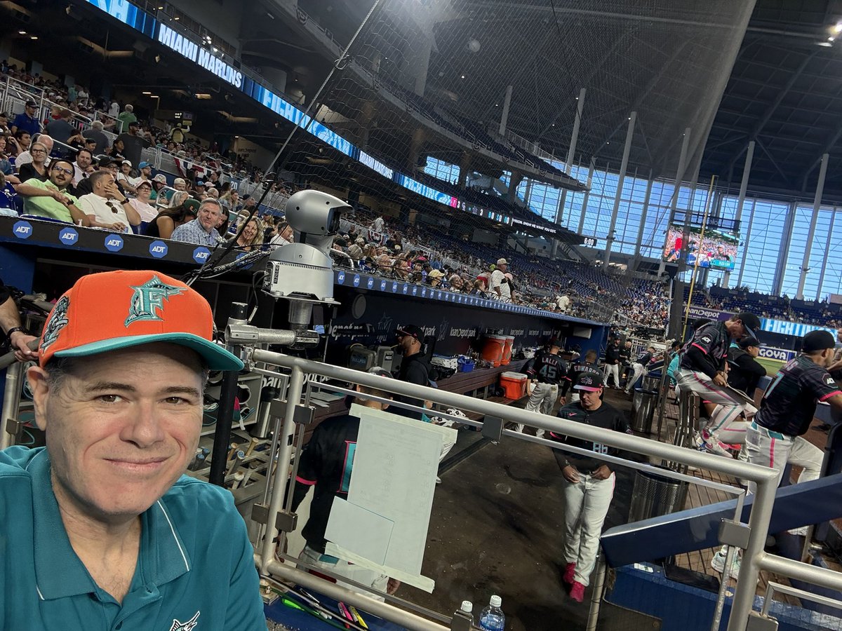 ian693's tweet image. Busy living……. 

Great seeing you @LoudMiamiFan 

And yes, the cap is Dolphins colors. 😁😁😁

#PhinsUp #FightinFish