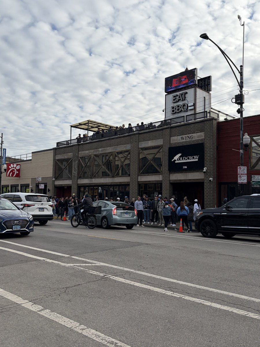 MegHart11's tweet photo. Line for Old Crow. Nature is healing 👏🏼 #wrigleyville https://t.co/e2aERFUMNp