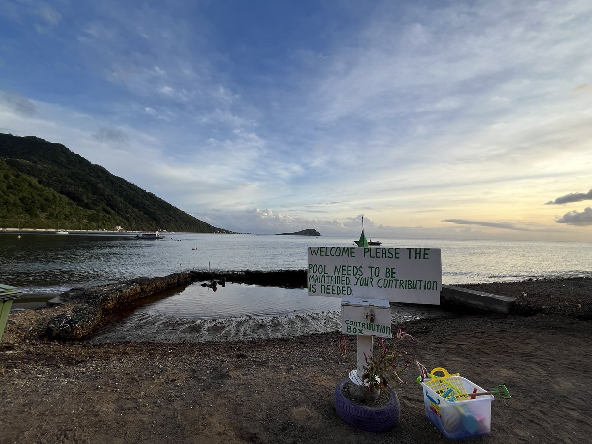 201Expat's tweet photo. ドミニカ国🇩🇲
海に沈んだ火口地帯にある海中温泉

海底の亀裂（噴気孔）から火山ガスがポコポコと湧き出し、それがたまにめちゃくちゃ暑かったりしてビクッとなる

温泉外の海中からもそこら中で
ポコポコと泡が上がってた

週末でも混雑なく山に囲まれ
1日ゆっくりするのにかなりいいとこ https://t.co/tDr8QueTZ8