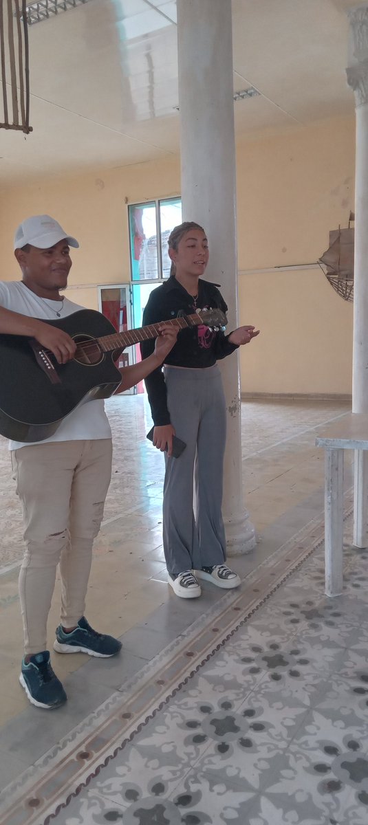 CespedesLa16113's tweet photo. Los egresados de la enseñanza artística de la manifestación de teatro continúan en el proceso de continuidad de estudios, la casa de la cultura: Eduardo Saborit Pérez en #Campechuela, es sede para los encuentros. 
#CulturaCampechuela 
@BorgesOlivero 
@YuleybiC57702 https://t.co/WYxKAirc8L