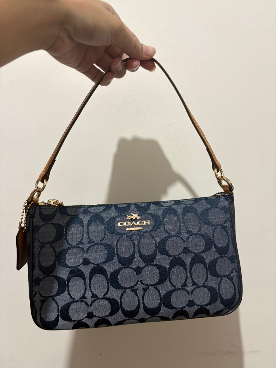yourmigu's tweet photo. guys bantuin aku dong buat tau ini ori apa ebgga, mau beli dari preloved soalnyaa helpp #zonauang #zonajajan https://t.co/h2BZB6P8i2