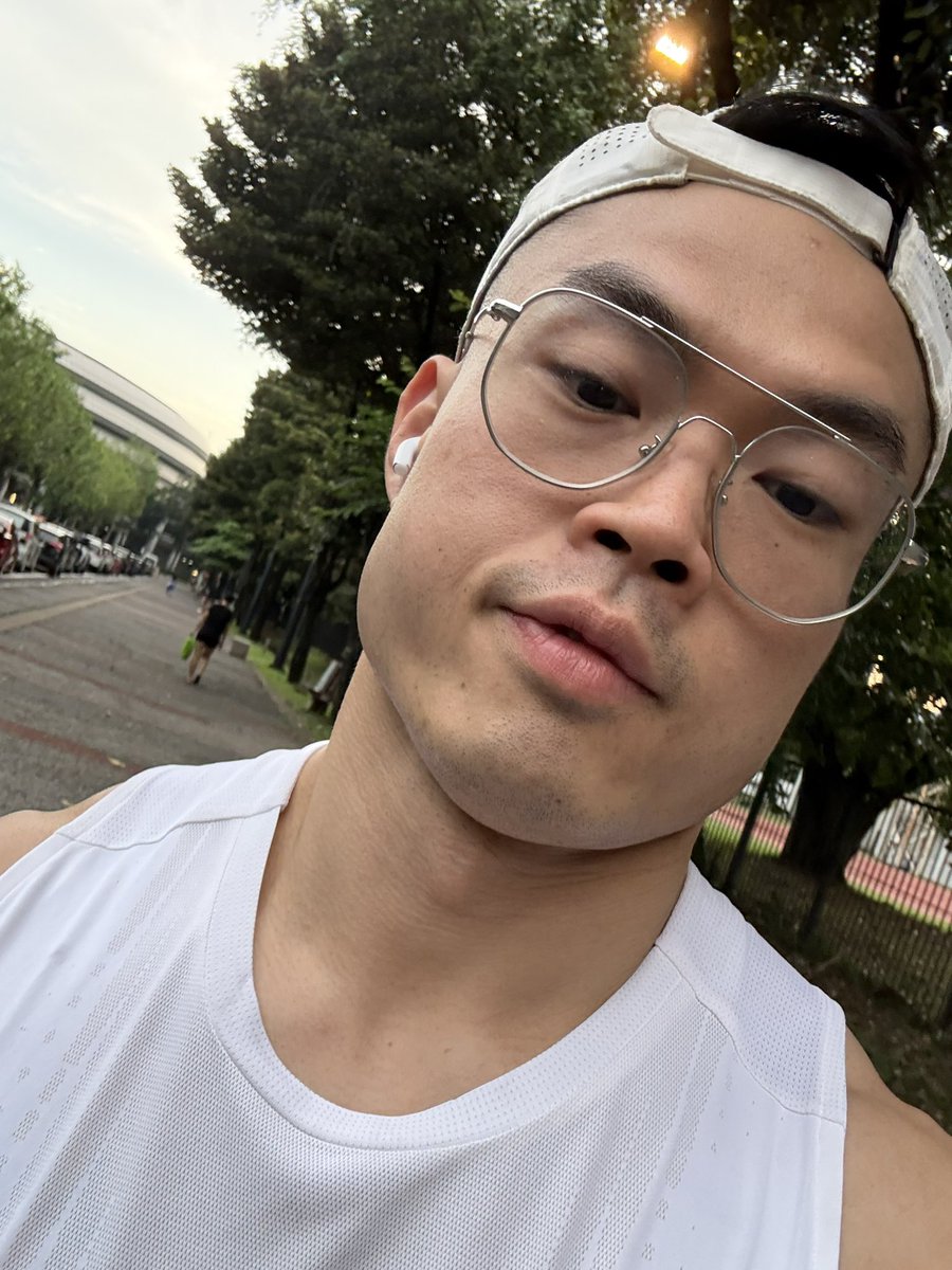 PecintaBurpee's tweet photo. Ngacung ya tiba tiba 2026 suka lari 😭 https://t.co/4XO7lSmKNJ