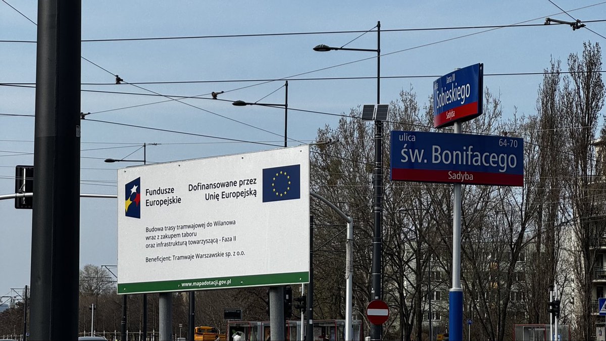 Spacerujesz sobie ulicami miasta stołecznego a tu nagle <a href="/graf_irl/">Rysiu 🇵🇱</a> ze swoim dworcem z <a href="/fundusze_eu/">Fundusze Europejskie</a>, albo nie wiem, nie śledzę tak często qsmp