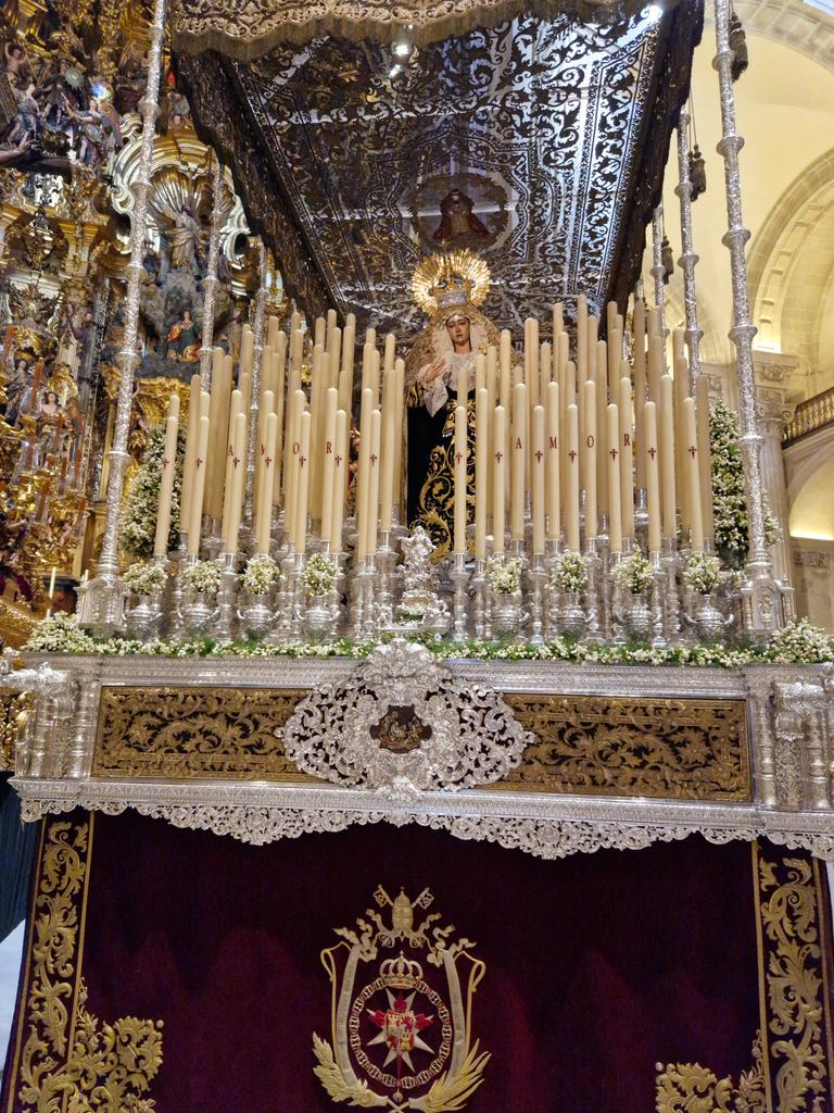 Este palio huele de maravilla, aunque lo veo falto de candelería y flores.
Preciosa la Virgen del Socorro❤️💜