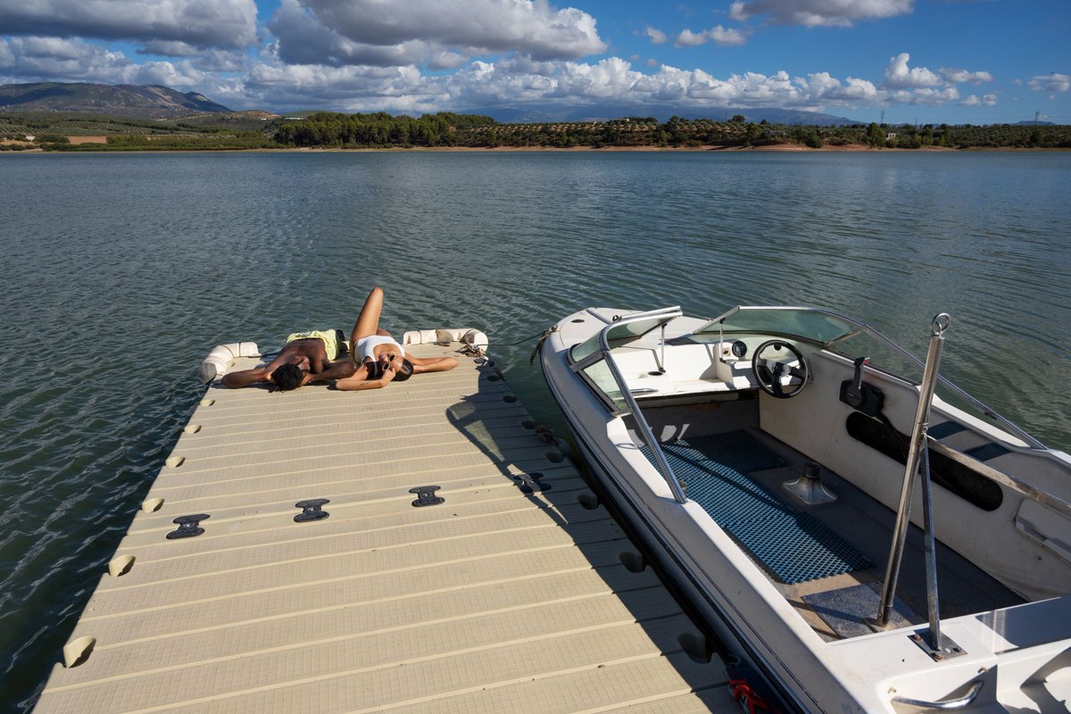 Fixed or floating? The answer depends on your shoreline, water levels, lakebed, and how you use your dock. Manitoba water levels fluctuate. Ice shifts. Wind exposure matters.
Before you commit, understand the trade-offs clearly.

Read More: norcoldocks.com/choosing-betwe…