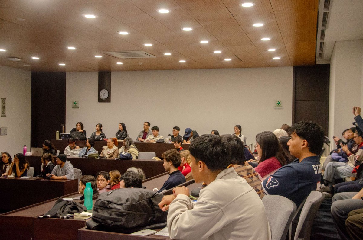 CiderUniandes's tweet photo. Cine foro Malverde 
Un documental, sobre las transformaciones del territorio en el sur del Valle y el norte del Cauca contó con la participación de Claudia Gordillo, directora del documental galardonado en febrero de 2026 por el Círculo de Periodistas de Bogotá https://t.co/EuDUQkzPMG