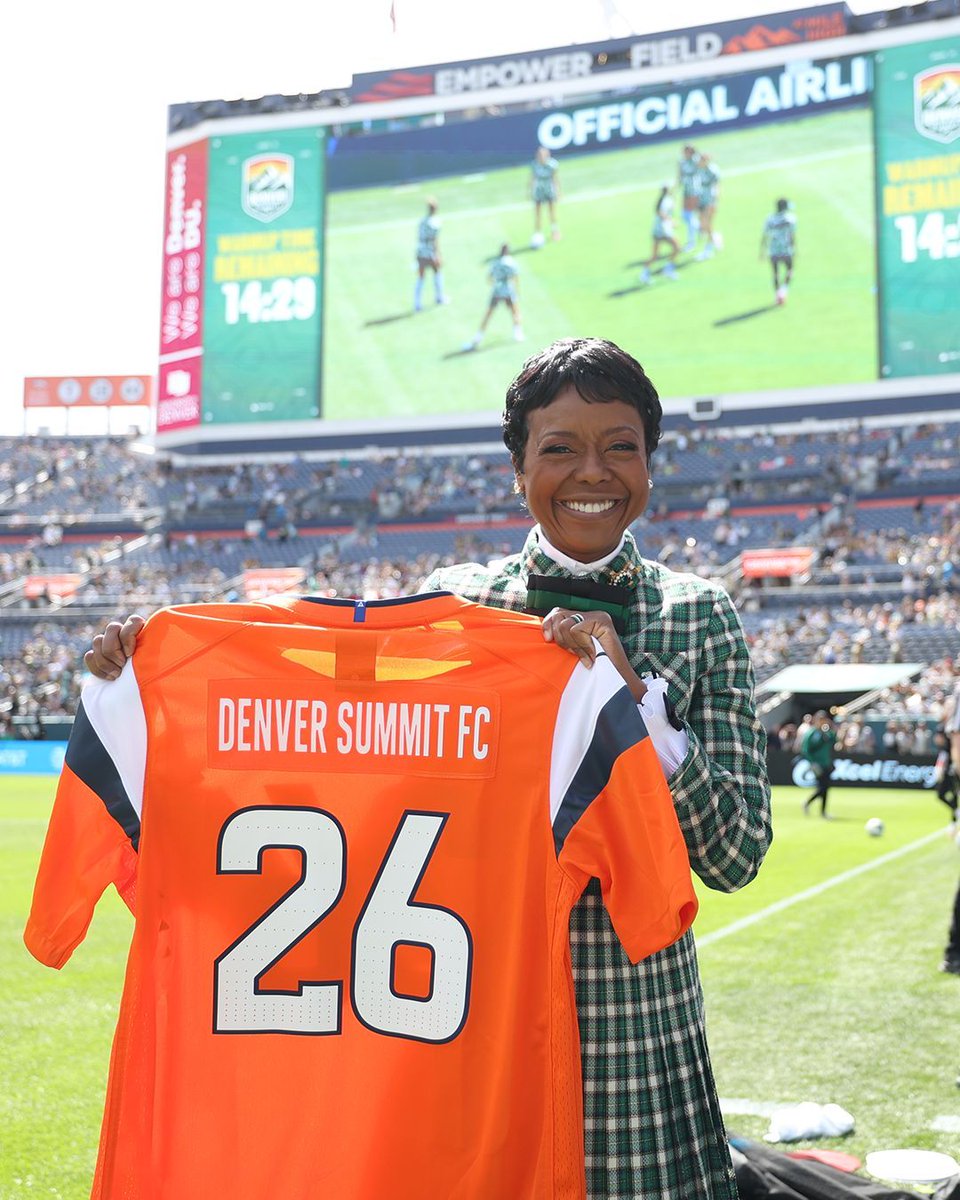 Broncos's tweet image. #BroncosCountry 🤝 @denversummitfc

Broncos Owner &amp;amp; Denver Summit FC Alternate Governor Mellody Hobson is ready for The Kickoff at @EmpowerField!