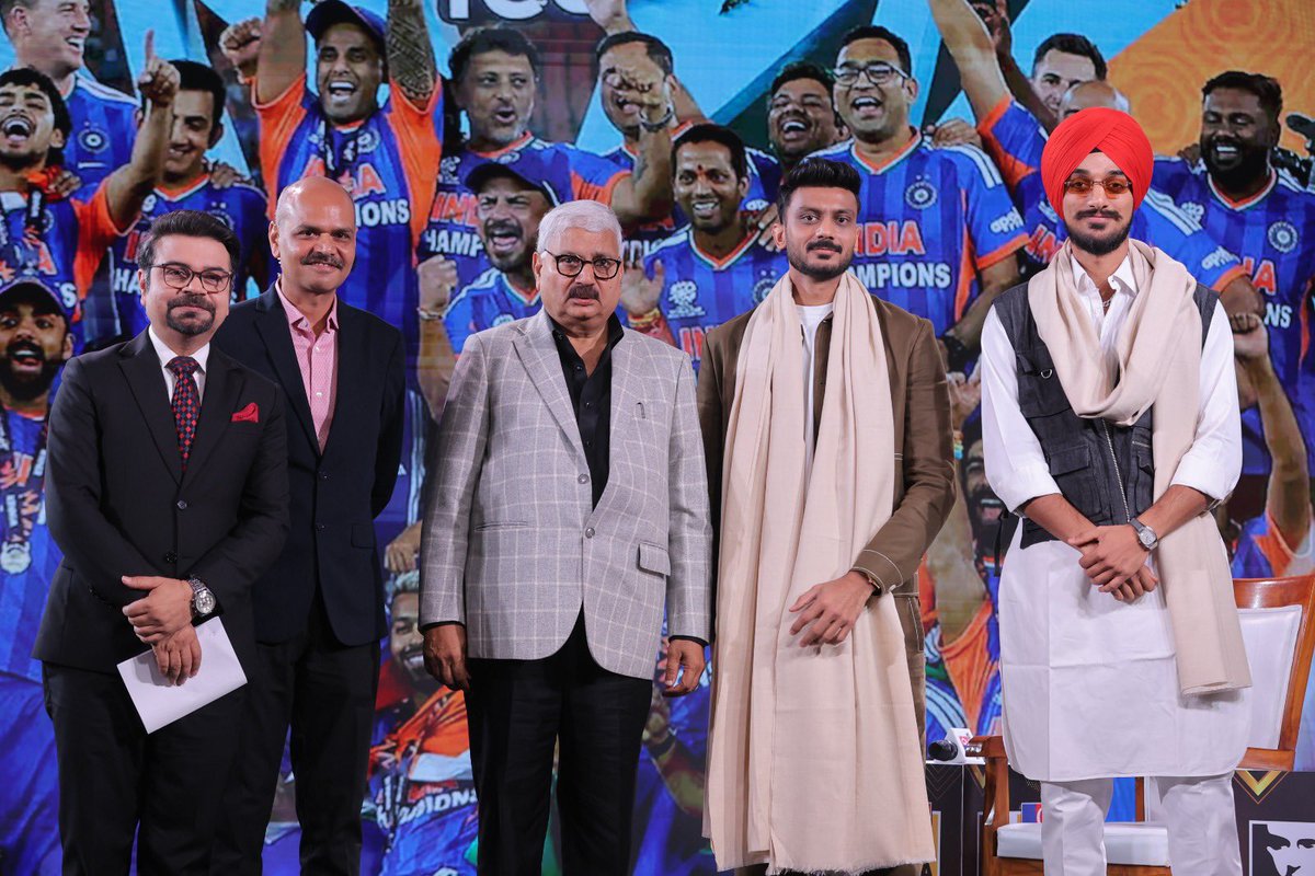 Shivendrak's tweet image. ये अप्रत्याशित मौक़ा है जब मैंने लगातार दो दिन कोट पैंट पहना 😝😝😝😝 दरअसल, मैं कुर्ता-पायजामा प्रेमी हूँ। @ParitoshChoubey ने बताया @hemantsharma360 सर का आदेश है #WITT में दो सेशन करने हैं। @dineshgautam1 @sumairakh @arshdeepsinghh @akshar2026 @PratikaRawal64 @Deepti_Sharma06