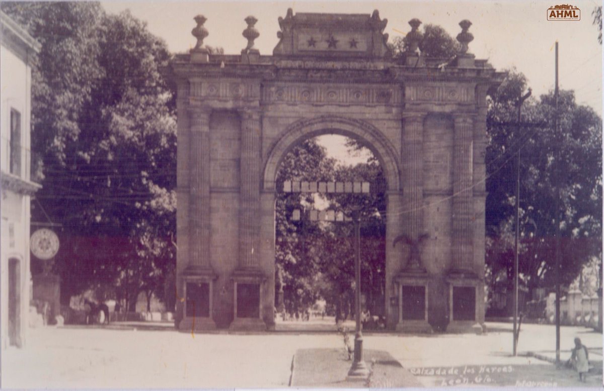 BonitoLeonGto's tweet photo. El León del Arco de la Calzada no siempre estuvo ahí.

El Arco de la Calzada es el umbral de León. Está tan presente en la memoria de la ciudad que los leoneses lo dan por eterno, como si hubiera nacido junto con ella. Pero en la cima de esa estructura de cantera, el león de bronce que hoy la representa guarda una historia que casi nadie se ha detenido a buscar.

Postales antiguas revelan algo desconcertante: hubo un tiempo en que el Arco no tenía ninguna figura en lo alto. Solo tres estrellas decorativas remataban la estructura. El símbolo más reconocible de León estaba ausente precisamente del monumento que lleva su nombre.

El primer león llegó en 1942, y su origen no pudo ser más leonés. No fue el encargo de un gobierno ni la obra de un escultor de renombre. Lo talló en mampostería un maestro albañil, Daniel Herrera Jiménez, con las manos y las herramientas del oficio más antiguo de la construcción. El industrial Francisco Lozornio lo donó a la ciudad. Era una figura ruda, de material humilde, pero fue el primer gesto concreto de identidad sobre el Arco.

Dieciséis años el torero Antonio Velázquez, leonés de nacimiento y figura del ruedo mexicano, impulsó la iniciativa para sustituir aquella primera escultura por una nueva. La figura fue colocada en 1958 y permaneció durante décadas como el rostro de la ciudad sobre la Calzada.

El león que hoy corona el Arco es de bronce. Lo esculpió Humberto Peraza y su financiamiento fue, en sí mismo, un acto ciudadano: recursos públicos y privados confluyeron para que la ciudad tuviera el símbolo que merecía. La lista de quienes contribuyeron con su nombre y su dinero duerme en los archivos del municipio, a la espera de que alguien la rescate del olvido.

Un albañil, un industrial, un torero y una ciudad entera construyeron durante décadas la figura que hoy asumimos como si siempre hubiera estado ahí. Porque las ciudades no nacen con sus símbolos: los van construyendo, pieza por pieza, con las manos de su gente.

Información e imágenes Repositorio León en Digital